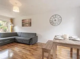 Cosy home near airport sleeps 6 to 8 with Parking