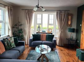 Hill House, panoramic Burren views, ideal location, Hotel in Kilfenora