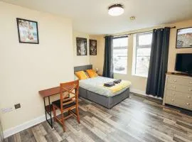 Simple Studio Central Derby with Smart TV and WiFi