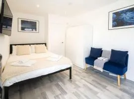 Lovely Cosy Studio with Garden and Parking