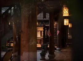 Shiwai Tea and Inn - Naxi style courtyard of Lijiang Old Town