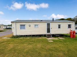 Homely Caravan At Kessingland Beach Holiday Park, Suffolk Ref 90040Bc, hotel a Benacre