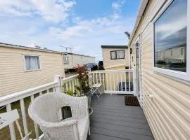 Cosy 6 Berth Caravan With Side Decking At Kessingland Beach, Suffolk Ref 90031Sv
