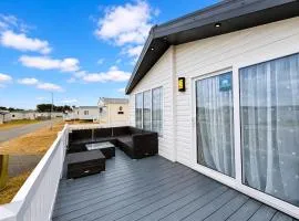 Beautiful 8 Berth Lodge For Hire At Kessingland Beach In Suffolk Ref 90012Td