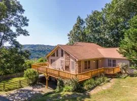 Grandview Getaway 10 mins from Parkway Hot tub Private Ping Pong table