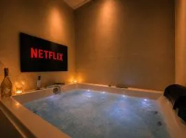 Escapade romantique au Comminges, balnéo 2 places & cinéma privé