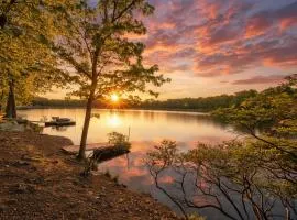 Private Lakefront, Hot Tub, Pool, Pets, Arcade
