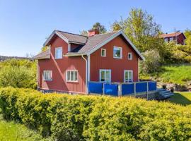 Charming and lovely house on beautiful Nösund year-round, Hotel in Nösund