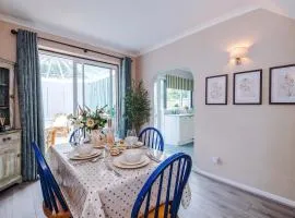 Lovely 2 Bed Home by 53 Degrees Property with Free Parking and Garden