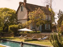 Viesnīca Maison luxe bord de Seine avec piscine & services pilsētā Muids