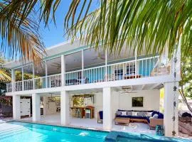 Charming canal-front retreat private Pool, AC, Wi-Fi, washer/dryer