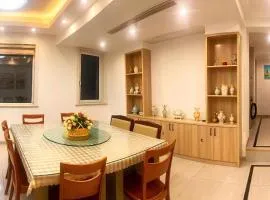 Lingyunju Sky Villa Top Floor 3 King Bed Suite for 6 Guests