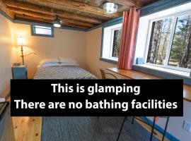 The ShackHilton at Dancing Light Farm, hotelli kohteessa Bridgton