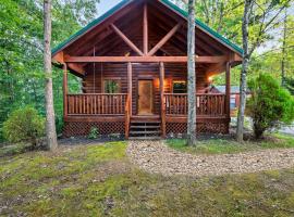Cute Couples Cabin with Hot Tub Theater Fire Pit, Hotel in Sevierville
