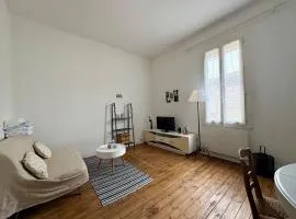 Pelleport - T2 avec 1 Chambre 1 Canapé Lit 1 Salle de Bain