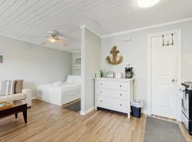 Waterfront & snowbird-friendly studio with dock & quick open water access