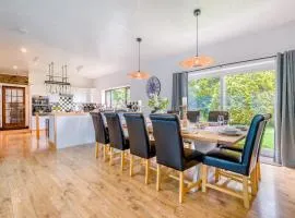 6 Bed in Hersham oc-t29211