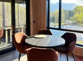 Moderne Hytte Høyt Over Storelva Ved Eikefjord