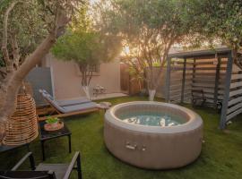 Hot Tub - 5 min to Beaches - Private Garden - Netflix, hotel em Lampi