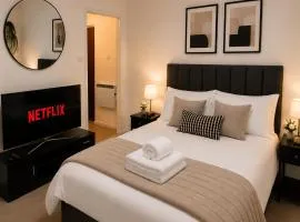 Modern Heathrow Apartment with Private Parking & Garden