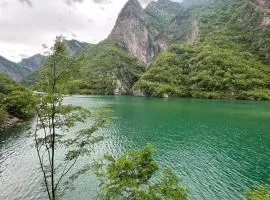 Te Panorama, Komani Lake