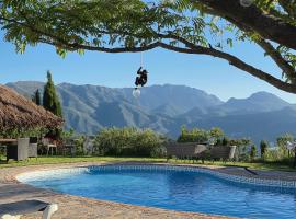 Hacienda el Mirador - Charming casa with lake and mountain view, hotel i El Gastor