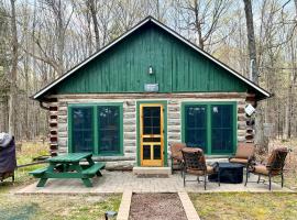 Pier & Lake-View Patio: Wisconsin Northwoods Cabin, hotel i Park Falls