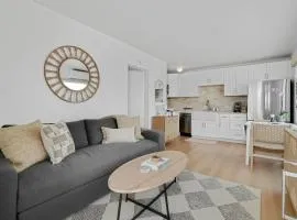 Beachside 1BR Escape - King Bed & Full Kitchen