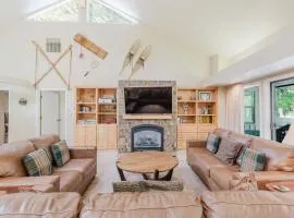 Beautiful Home withPrivate Hot Tub Deck Gas Fireplace and SHARC Passes