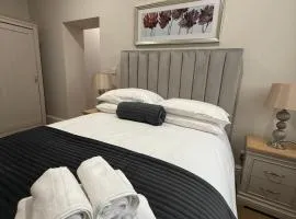 Super Luxurious 2 Bedroom Apartment with Free Parking
