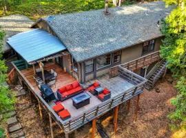 Scenic Forest Cabin with Deck l Best Value for Weekly & Monthly Stays