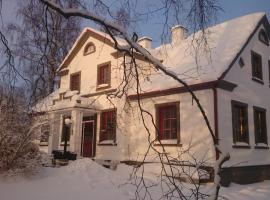 Virulase Holiday Home, hotel s parkiralištem u gradu 'Toila'