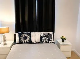 Deluxe En-suite Room w FastWiFi, Free Parking Equipped Kitchen