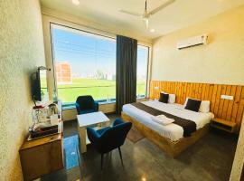 Hotel Flower Sunny Enclave, Near Airport Road, Mohali, khách sạn ở Kharar