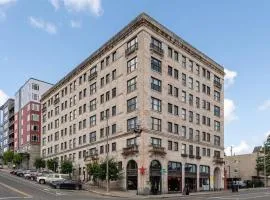 Modern Elegance in the Heart of Downtown Tacoma King Bed Parking AC