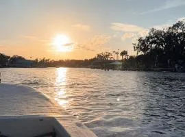 Sunkissed Sassa Cottage Sleeps 8 with fenced yard, 1 Dog Ok