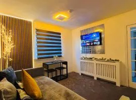 Modern Entire Apartment- Self CheckIn Free Parking