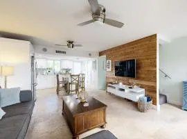 Beach townhouse with shared pool, tennis & marina - AC, WiFi & snowbird-friendly