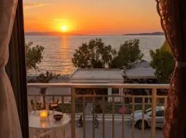 'Εν πλώ Giouli's home