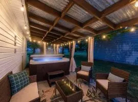 Hot Tub Game Room with Shuffleboard N64 Sleeps 8