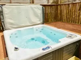 Spacious 3-Bed Lodge with Hot Tub Near Waterpark and Trails