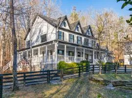 Luxury Franklin Farmhouse near Leipers fork with hot tub and fire pit