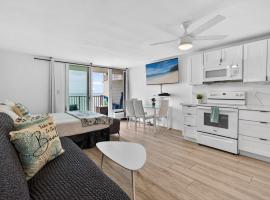 Luxury Beachfront Condo, hotel i Hauula