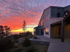 Hillside 3BR w Blue & White Water Views & Hot Tub
