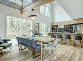 Spacious Chalet with Mountain Views & Family Fun in Chertsey Canada