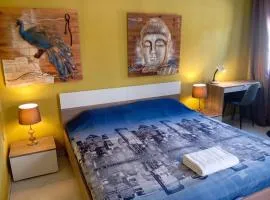 Modern room in prime area for beaches & nightlife! -Fast & easy self check in -Independent access -No Family sharing - Pembroke Gardens location