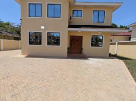 Spacious 3BR, Minutes from West Hills Mall, готель у місті Tokuse