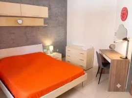 Modern room in prime area for beaches & nightlife! -Fast & easy self check in -Independent access -No Family sharing - Pembroke Gardens location