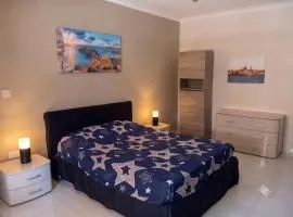 Modern room in prime area for beaches & nightlife! -Fast & easy self check in -Independent access -No Family sharing -Private bathroom - Pembroke Gardens location