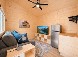 Tiny Home Retreat at Mt Rainier with Hot Tub & Sauna, Hotel in Ashford